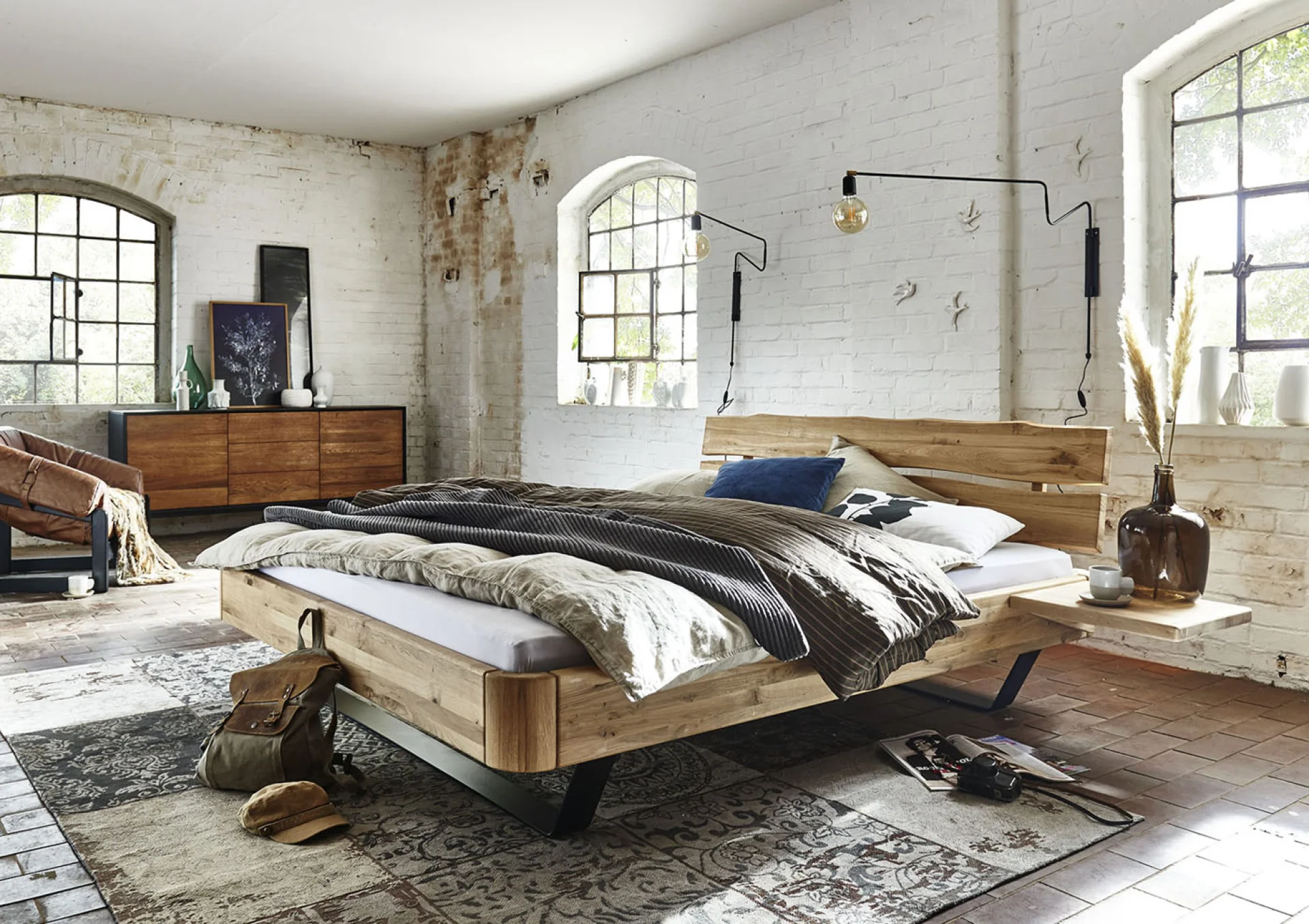 Massivholzbett mit Baumkante in einem hellen Schlafzimmer
