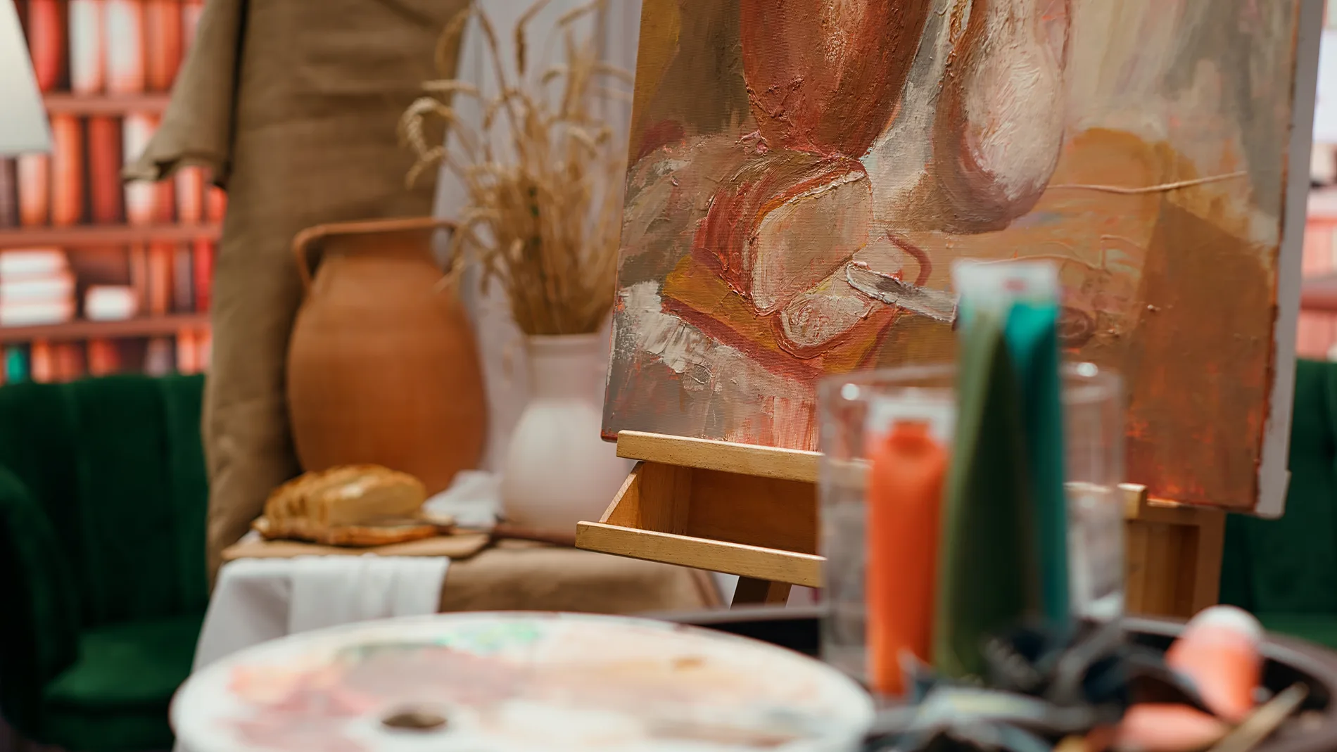 Ateliertisch mit Gemälde, Farben und Materialien als Sinnbild für W12 Art