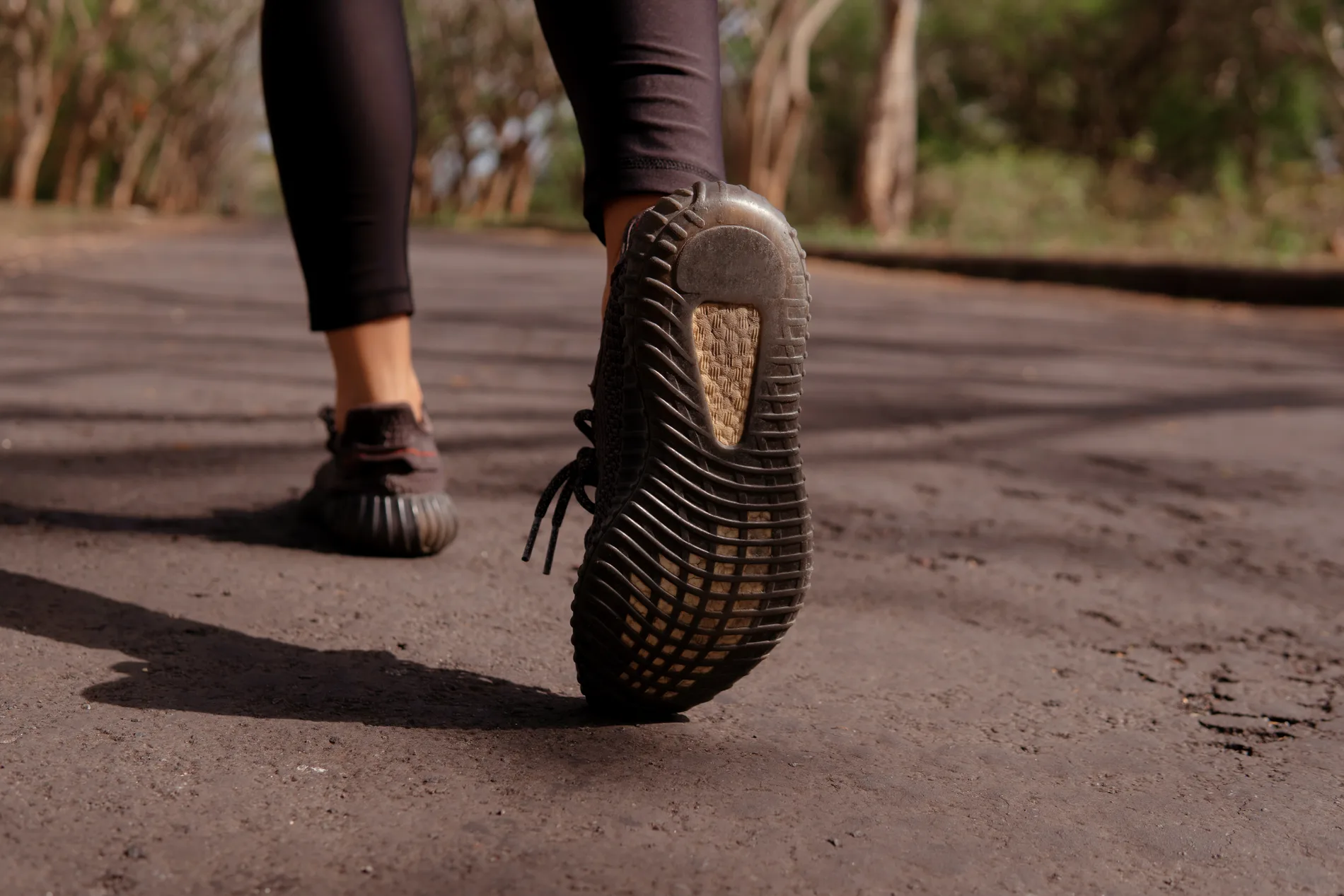 Nahaufnahme eines Laufschuhs beim Laufen auf Asphalt